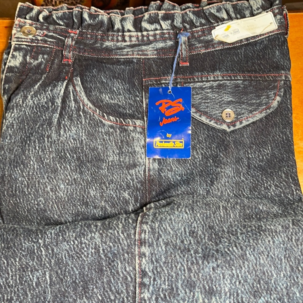 Women’s panhandle slim ruffle top. High rise jean.